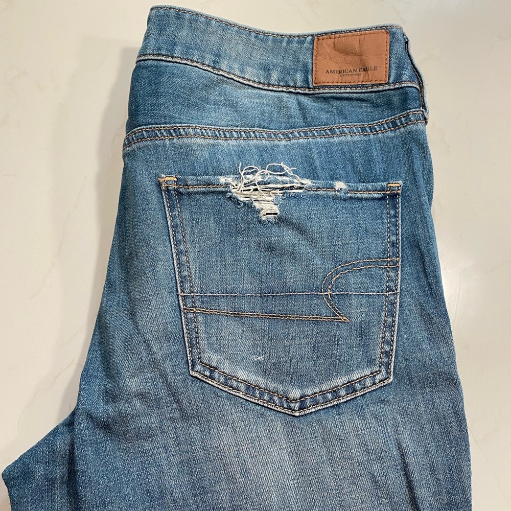 American Eagle Tomgirl distressed jeans